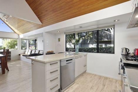 Photo of property in 1/36 Rothesay Bay Road, Rothesay Bay, Auckland, 0630