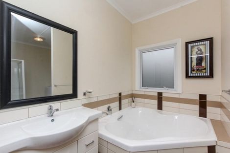 Photo of property in 5 Atiawa Street, Glen Avon, New Plymouth, 4312