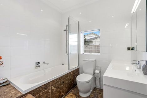 Photo of property in 46 Rewarewa Road, Te Atatu Peninsula, Auckland, 0610