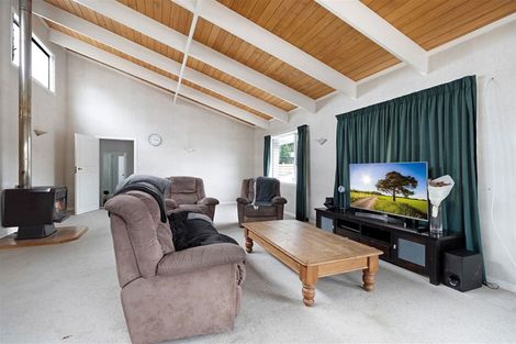Photo of property in 21 Martin Place, Kelston, Auckland, 0602