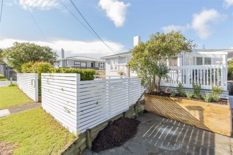 Photo of property in 24 Sylvan Crescent, Te Atatu South, Auckland, 0610