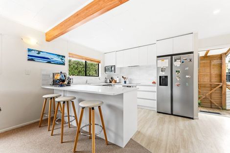 Photo of property in 30 Holiday Road, Stanmore Bay, Whangaparaoa, 0932