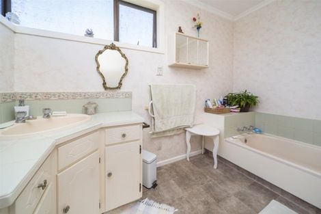 Photo of property in 1 Graves Street, Eltham, 4322