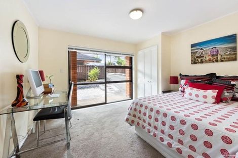 Photo of property in 2/16 Matisse Drive, West Harbour, Auckland, 0618