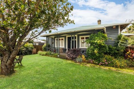 Photo of property in 5 Collingwood Road, Waiuku, 2123