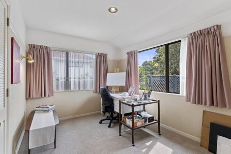 Photo of property in 8 Landsberg Way, Windsor Park, Auckland, 0632