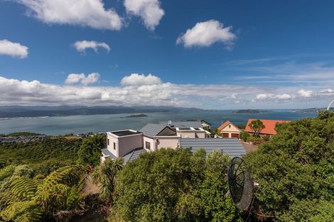 Photo of property in 42 Dress Circle, Newlands, Wellington, 6037