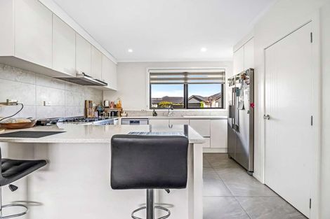 Photo of property in 1 Kaaka Street, Cambridge, 3434