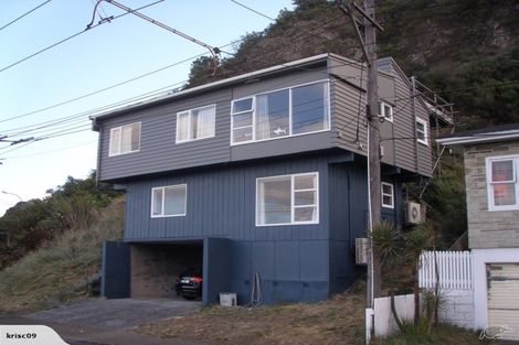 Photo of property in 2/330 Queens Drive, Lyall Bay, Wellington, 6022