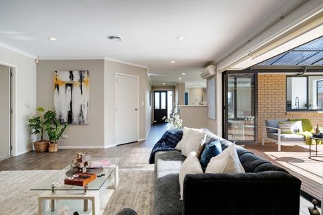 Photo of property in 27 Nimstedt Avenue, Oteha, Auckland, 0632