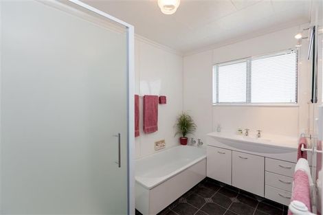 Photo of property in 145 Heta Road, Highlands Park, New Plymouth, 4312