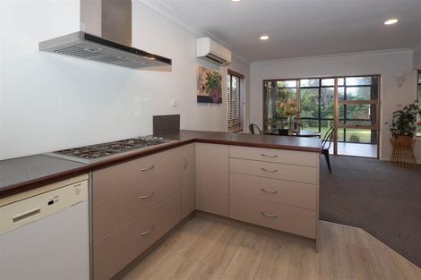 Photo of property in 2 Vista Place, Kawaha Point, Rotorua, 3010