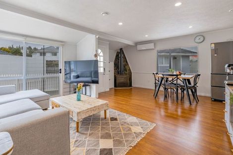 Photo of property in 2/18 Ocean View Road, Northcote, Auckland, 0627