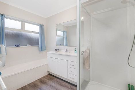 Photo of property in 18 Chesterfield Way, Orewa, 0931