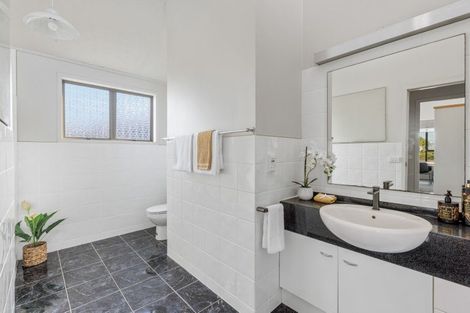 Photo of property in 8a Orewa Heights Crescent, Orewa, 0931