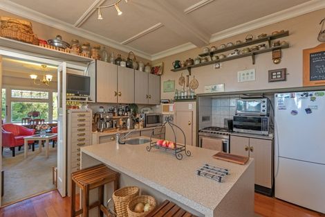 Photo of property in 2 Turitea Road, Fitzherbert, Palmerston North, 4472