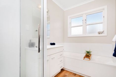 Photo of property in 6 Lane Crescent, Tawa, Wellington, 5028