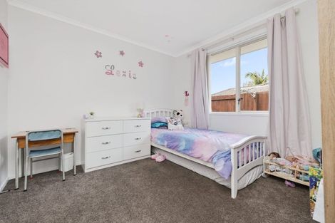 Photo of property in 33 Seabreeze Place, Papamoa Beach, Papamoa, 3118