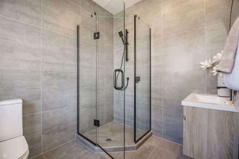 Photo of property in 9 Mcindoe Road, Kumeu, 0810