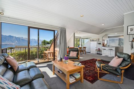 Photo of property in 7 Wynyard Crescent, Fernhill, Queenstown, 9300