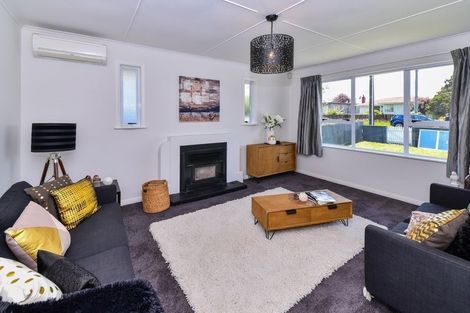 Photo of property in 37 Churchill Avenue, Manurewa, Auckland, 2102