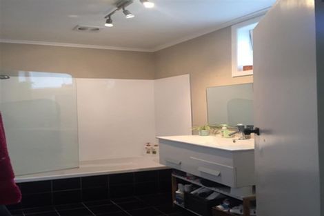 Photo of property in 51 Eastglen Road, Glen Eden, Auckland, 0602