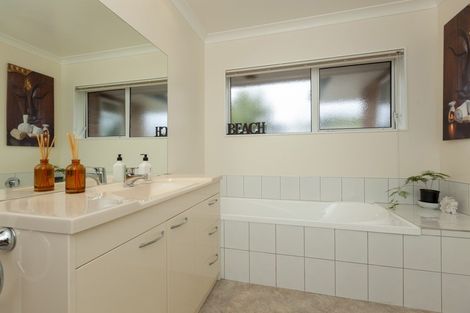 Photo of property in 2 Cascade Way, Paraparaumu, 5032