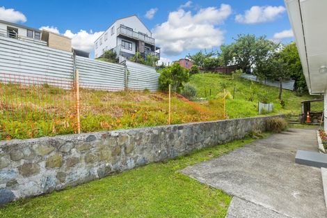 Photo of property in 39 Vista Crescent, Maoribank, Upper Hutt, 5018