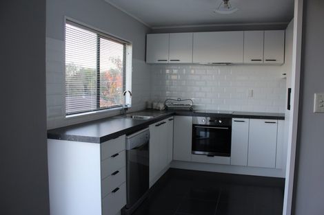 Photo of property in 1/17 Kupari Place, Totara Vale, Auckland, 0629