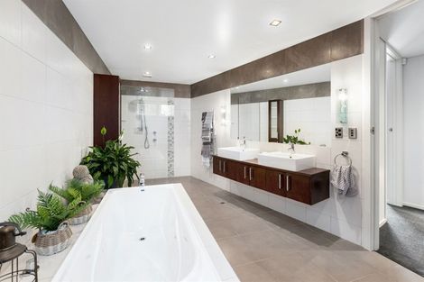 Photo of property in 32 Roys Road, Plimmerton, Porirua, 5026