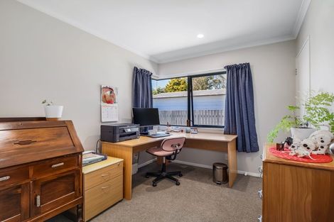 Photo of property in 32 Somerset Crescent, Highbury, Palmerston North, 4412