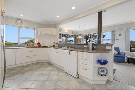 Photo of property in 23 Roberts Road, Matakatia, Whangaparaoa, 0930