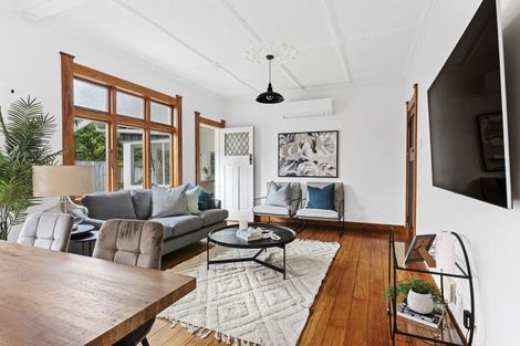 Photo of property in 11 Woodleigh Street, Frankleigh Park, New Plymouth, 4310