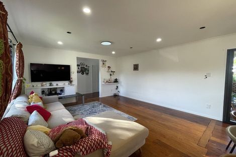 Photo of property in 6 Godley Road, Green Bay, Auckland, 0604