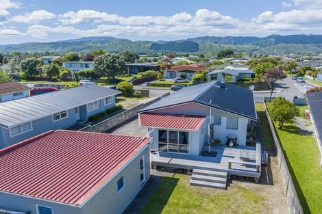 Photo of property in 77 Gray Avenue, Paraparaumu Beach, Paraparaumu, 5032