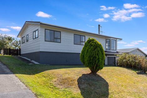 Photo of property in 16 Parkinson Close, Whitby, Porirua, 5024