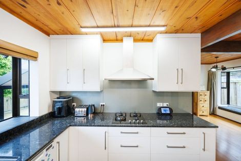 Photo of property in 11 Hillgrove Place, Fitzherbert, Palmerston North, 4410