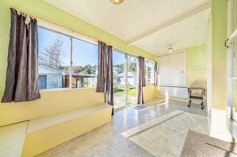 Photo of property in 23 Pinehaven Road, Pinehaven, Upper Hutt, 5019