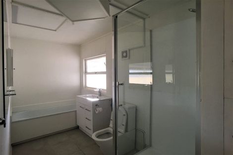 Photo of property in 2/4 Regal Place, Forrest Hill, Auckland, 0620