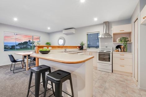 Photo of property in 11 William Bayes Place, Red Beach, 0932