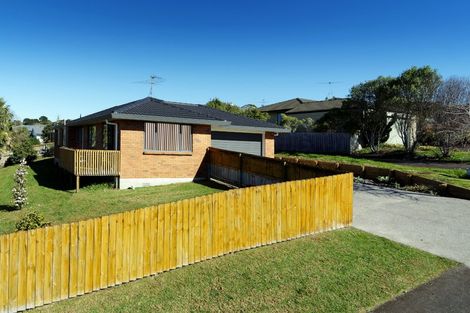 Photo of property in 2 Plumstead Rise, Glen Eden, Auckland, 0602