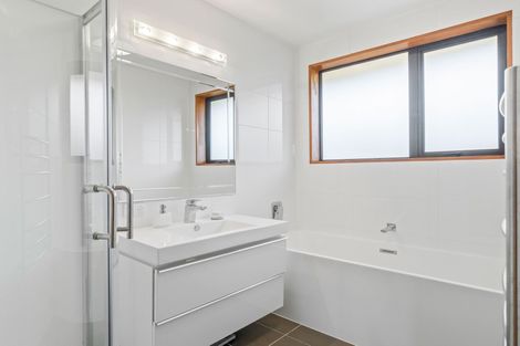 Photo of property in 20 Takaro Avenue, Sockburn, Christchurch, 8042