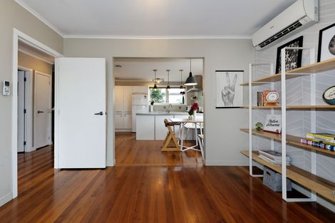 Photo of property in 30 Atkinson Road, Titirangi, Auckland, 0604