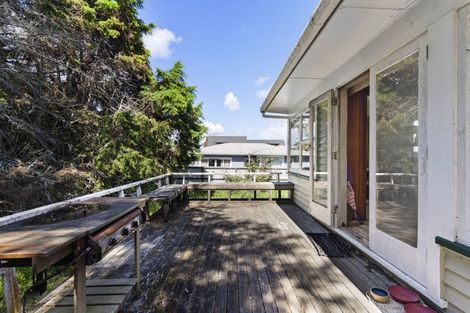 Photo of property in 104 Chivalry Road, Glenfield, Auckland, 0629
