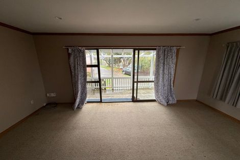 Photo of property in 2/521 Glenfield Road, Glenfield, Auckland, 0629