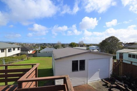 Photo of property in 25 Kirrie Avenue, Te Atatu South, Auckland, 0610