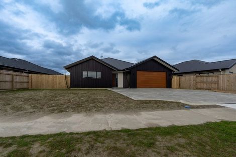 Photo of property in 44 Sardinia Grove, Fitzherbert, Palmerston North, 4410