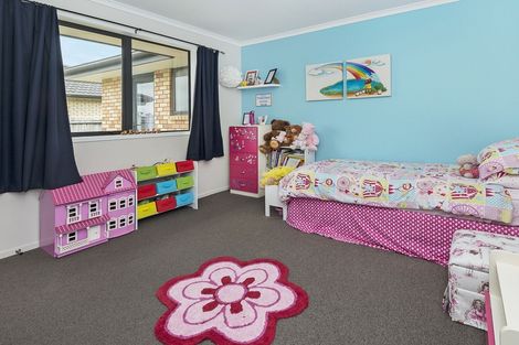 Photo of property in 5 Breaker Grove, Waiuku, 2123