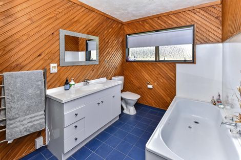 Photo of property in 17 Gleneagles Grove, Wattle Downs, Auckland, 2103