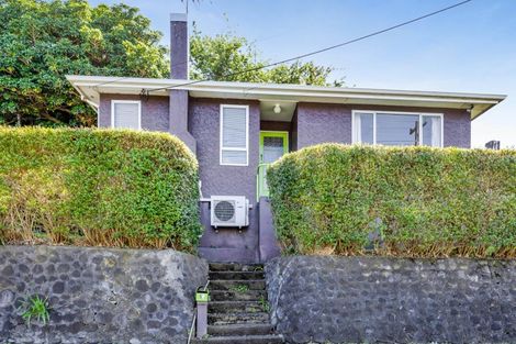 Photo of property in 27 Seaview Road, Marfell, New Plymouth, 4310